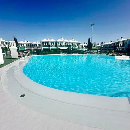 Dom wakacyjny Acogedor Con Piscina En *